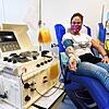 Plasma-Spenderin Samira Müller am Blutplasma-Gerät in der Blutspendezentrale der Universitätsklinik im Haus Langerhans in Freiburg.