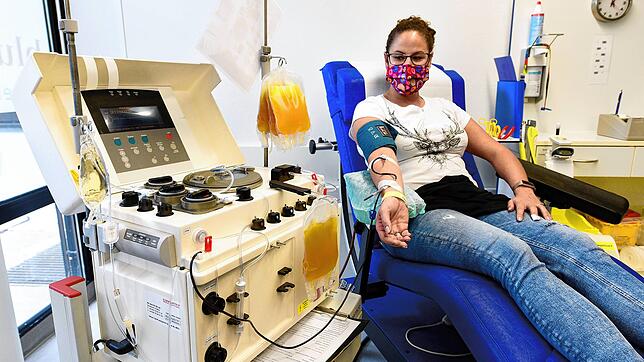 Plasma-Spenderin Samira Müller am Blutplasma-Gerät in der Blutspendezentrale der Universitätsklinik im Haus Langerhans in Freiburg.
