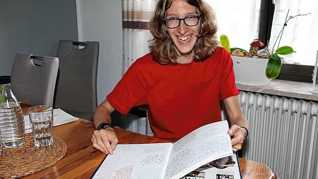 Luca Theise freut sich beim Blick in das Jahrbuch seiner amerikanischen Highschool über die persönlichen Grüße von Mitschülern und Lehrern.