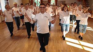 Armin Schlachters (vorne) Begeisterung für Linedance steckt an. Seit 2016 leitet der 53-Jährige, der in Walbertsweiler wohnt, zwei ...