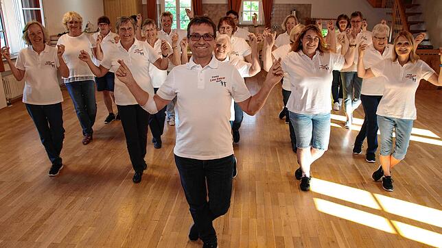 Armin Schlachters (vorne) Begeisterung für Linedance steckt an. Seit 2016 leitet der 53-Jährige, der in Walbertsweiler wohnt, zwei ...