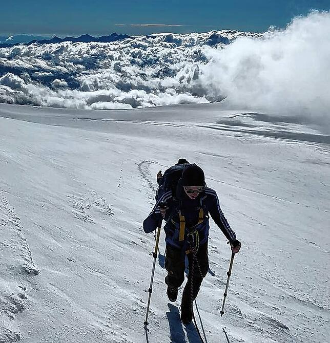 Hindernisse überwinden: Nicht nur im Trainerleben, sondern auch beim Skiwandern im Gebirge sind die Wege manchmal beschwerlich, weiß ...