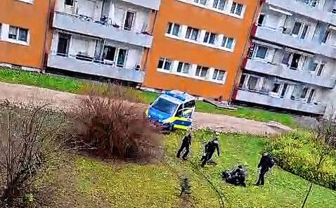 Ein Video (Screenshot) zeigt den Moment, als ein junger Mann in Singen festgenommen wird. Er hatte mit einem Messer in der Nähe der ...