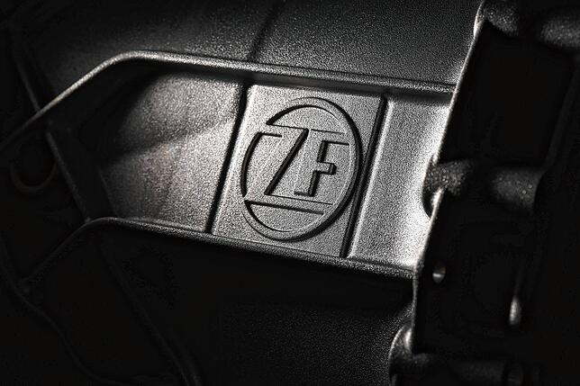 Das Logo der ZF Friedrichshafen ist in einem ZF-Werk in Friedrichshafen auf einem Getriebegehäuse für schwere Nutzfahrzeuge zu sehen. ...