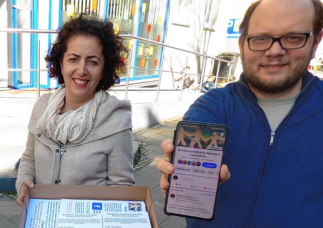 Die Markdorfer Dilek Ellerbrock (Mitte) und Matthias Schopf haben im März die Corona-Nachbarschaftshilfe in Markdorf ins Leben gerufen.