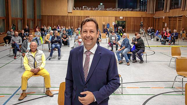 Michael Klinger kurz vor seiner Rede zur Bürgermeisterwahl in der Gottmadinger Eichendorffhalle. Bild: Sabine Tesche