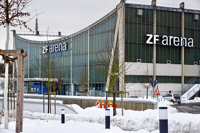 50 Zentimeter Neuschnee binnen 24 Stunden gab es in Friedrichshafen seit vielen Jahren nicht. Diese Schneelast hat der ZF Arena – ...