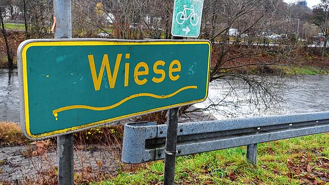 Am Fluss Wiese entlang führt der literarische Weg auf den Spuren des alemannischen Dichters Johann Peter Hebel.