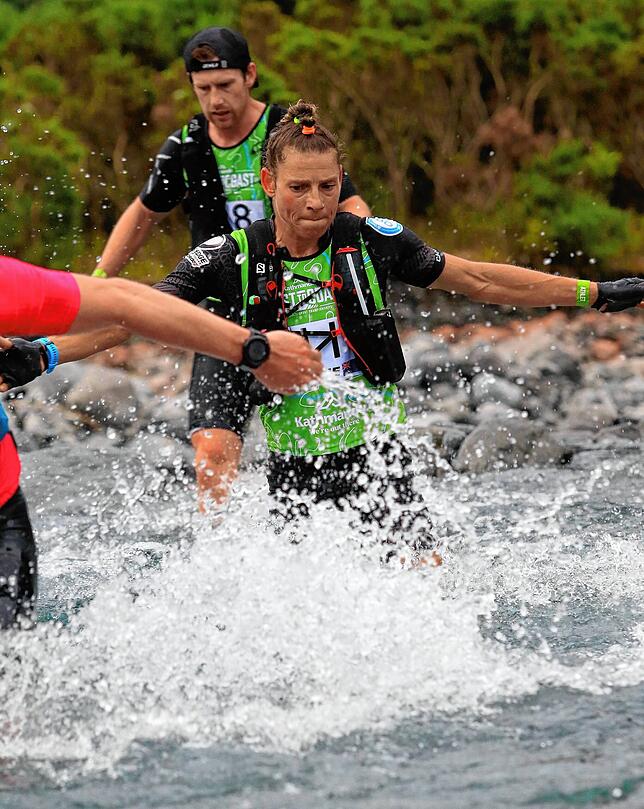 Multisportlerin Simone Maier bei einer der vielen Flußüberquerungen.