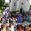 Blick aus dem Dachgeschoss des Vereinshauses, in dem die Ortschaftsverwaltung ihren Sitz hat, auf den Dorfplatz mit Brunnen, der der in ...