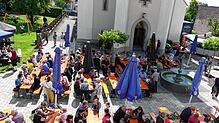 Blick aus dem Dachgeschoss des Vereinshauses, in dem die Ortschaftsverwaltung ihren Sitz hat, auf den Dorfplatz mit Brunnen, der der in ...