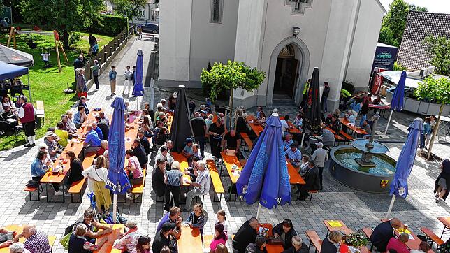 Blick aus dem Dachgeschoss des Vereinshauses, in dem die Ortschaftsverwaltung ihren Sitz hat, auf den Dorfplatz mit Brunnen, der der in ...