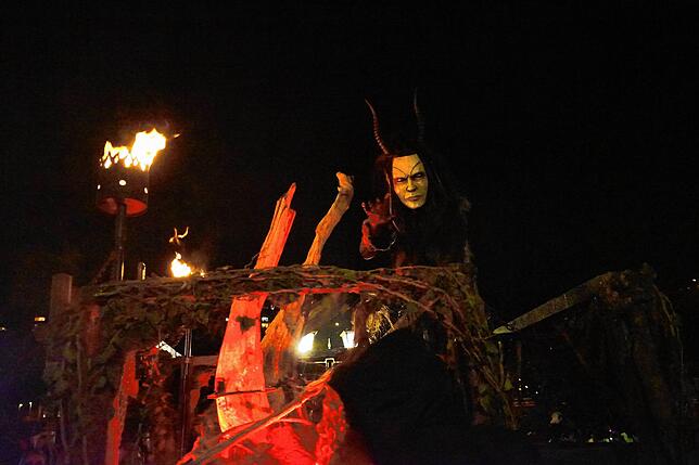 Bild 25: Die besten Bilder vom Nachtumzug &bdquo;Häxefüür&ldquo; in Laufenburg