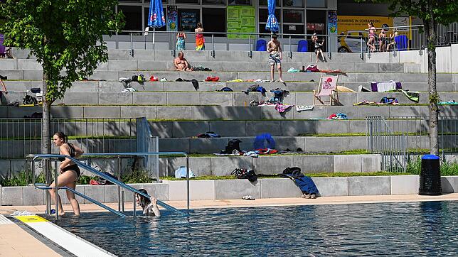Jede Menge Plätze sind bei der Schwimmbaderöffnung im Tennenbronner &bdquo;Badschnass&ldquo; noch frei. Doch die, die kommen, bereuen es ...