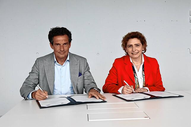 Michael Frick, Finanzvorstand von ZF und Nicola Beer, Vizerpäsidentin der Europäischen Investitionsbank, unterschreiben in ...