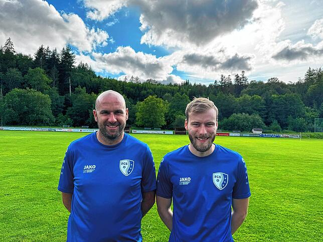 Neuer (Tor-)Mann: Trainer Michael Gallmann (links) freut sich, dass er in Peter Booz beim FC Schlüchttal künftig auf einen zweiten ...