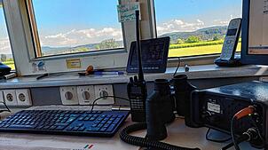 Ein Fernglas, zwei Mikrofone, eine Wetterstation, ein Computer sowie freie Sicht auf die Start-und-Lande-Bahn: Vom Tower aus hat der ...