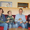 Die Kette mit den Mutperlen der Kinderkrebsstiftung ist bei Henrik (2. von links) fast acht Meter lang. Neben ihm Vater Thomas und ...