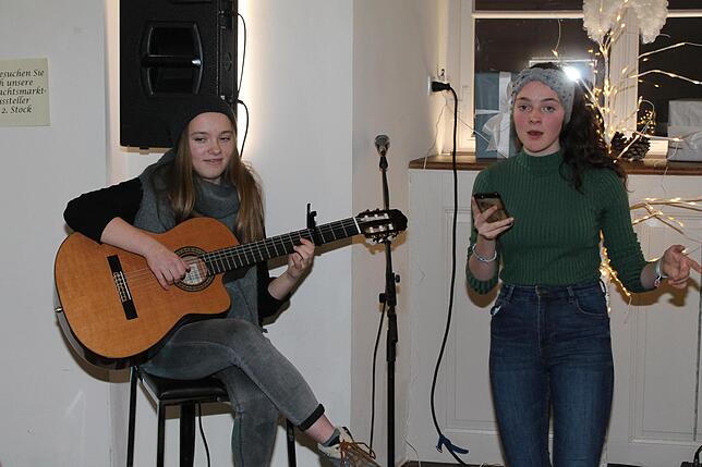 Maike Lindinger und Maike Renner sind Klassenkameradinnen, stammen aus Tannheim und Niedereschach und musizieren miteinander. Nach einem ...