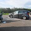 Nach Ermittlungen der Polizei prallt der Motorradfahrer gegen das einbiegende Auto.