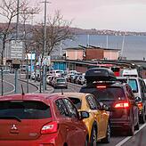 Schlange stehen am Fähranleger in Konstanz-Staad. Wer die Wartezeit kurz halten will und es nicht eilig hat, kann sich per Webcam über ...