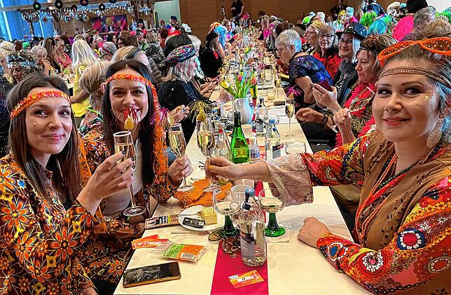 Bild 1: Ausgelassene Stimmung beim Frauenkaffee der Owinger Hexen &ndash; hier gibt&lsquo;s die Bilder