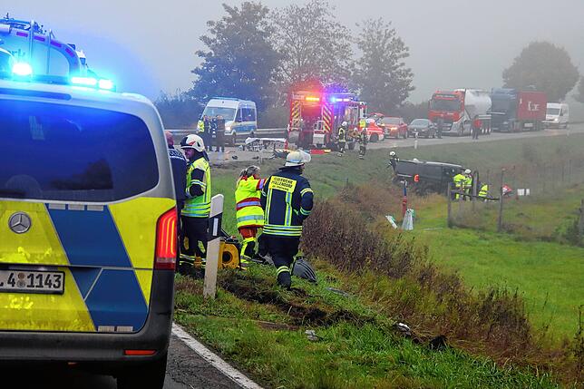 Bild 13: Zwei Personen nach Frontalkollision schwer verletzt