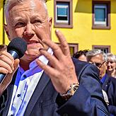 Stadtbaumeister Alexander Tröndle gibt Informationen zum Bau des Marktplatzes und lädt zur Besichtigung des Rathausprovisoriums im A. ...