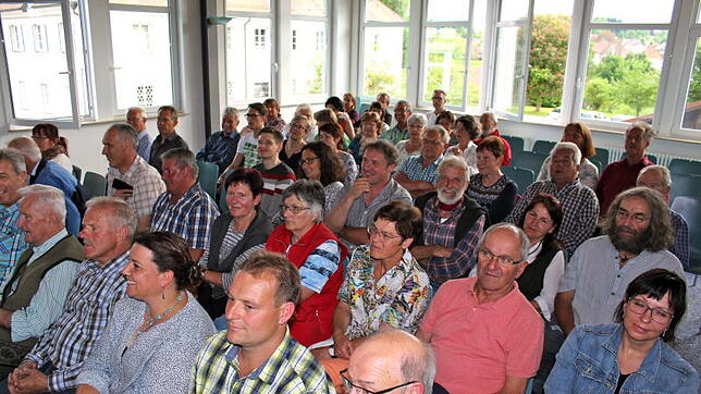 Die Gemeinde hatte zur Einwohnerversammlung in den Bürgersaal der Bundschuhhalle eingeladen und viele Bürger sind der Einladung gefolgt, ...