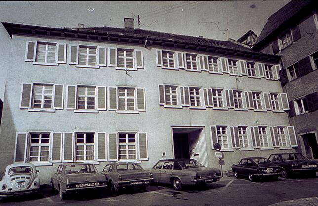 So sah der Marktplatz in den Siebzigern aus. Der asphaltierte Platz war Parkplatz für die Rathausmitarbeiter und die der anliegenden ...