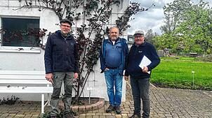 Bei der Frosthärteprüfung in Nöggenschwiel (von links): Heiko Hübscher, Bernhard Tröndle und Erich Boll. Bild: Bettina Ebi