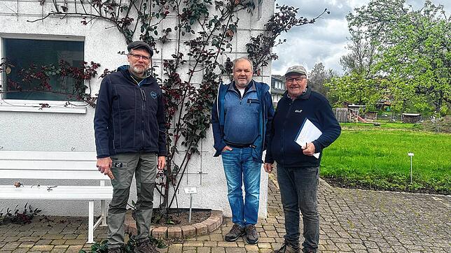 Bei der Frosthärteprüfung in Nöggenschwiel (von links): Heiko Hübscher, Bernhard Tröndle und Erich Boll. Bild: Bettina Ebi