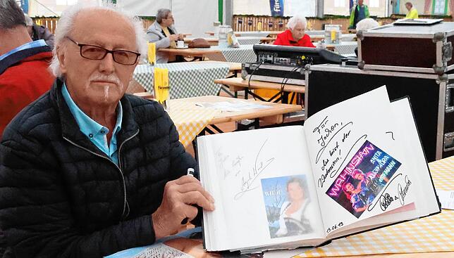 Hans-Joachim Schrenk hat in 34 Jahren schon viele Schlagerstars getroffen. Beim „Froh und Heiter“-Vormittag auf der Südwest Messe mit ...