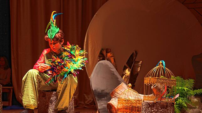 Farbenfroh war die Inszenierung von Mozarts Zauberflöte. Bild: Karin Steinebrunner