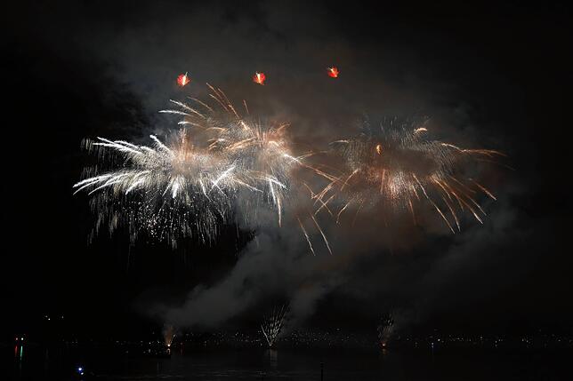 Bild 25: Konstanzer Seenachtfest 2024 - Jetzt knallt's! Das Feuerwerk am Bodensee bringt Zuschauer zum Staunen
