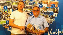 VfB-Präsident Jochen Benz (links) ehrt Wunibald Wösle mit dem erstmals ausgelobten Willy-Kaldenbach-Preis des Vereins.