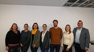 Bürgermeister Fabian Prause (rechts) freut sich, dass sich in der Gründungsversammlung des Fördervereins Familienzentrum Dogern e. V. ...