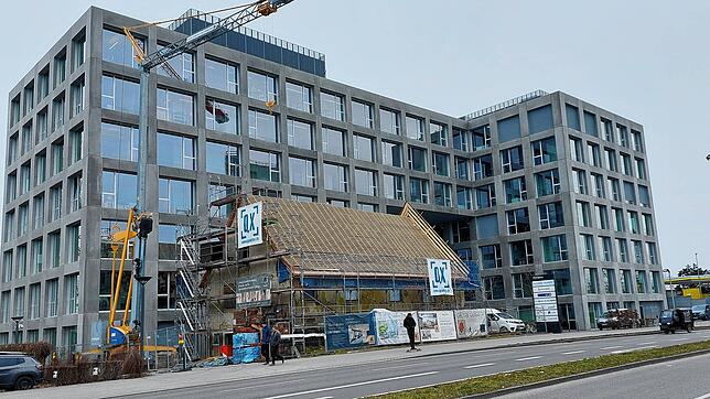 Die Bruchbude wird aufgemöbelt: Die Sanierung des ehemaligen Gasthauses am Seerhein macht gute Fortschritte. Die Dachkonstruktion wurde ...