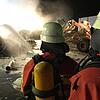 Die Singener Feuerwehr kämpft am dem Betriebsgelände des Müllentsorgers Alba gegen die Flammen an.