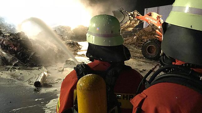Die Singener Feuerwehr kämpft auf dem Betriebsgelände des Müllentsorgers Alba gegen die Flammen an.
