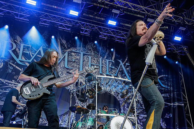 Macht- und druckvoll spielte die Pionierband des Progressive Metal in Singen auf. Hier Bassist John Myung und Frontmann James LaBrie.
