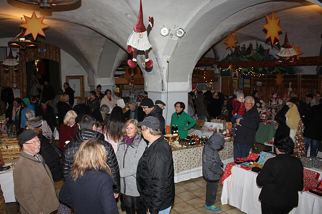 Hobbykünstler verwandelten beim Öhninger Kunstmarkt den Hexenkeller mit Wohnaccessoires, Dekoration, aber auch Schmuck, Likören, Holz- ...