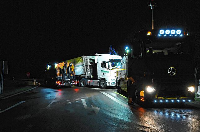 Der umgekippte Lastwagen ist mit einem Kran wieder aufgerichtet worden. Die Aufräumarbeiten zogen sich bis tief in die Nacht.