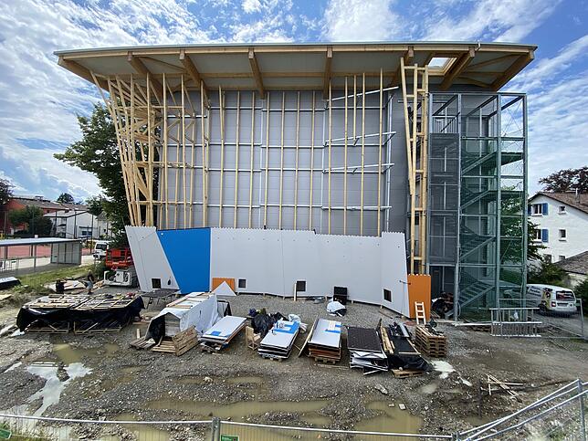 In der Kletterhalle des DAV ist viel Holz verbaut. Das Bild zeigt das Gebäude im Rohbau-Zustand.