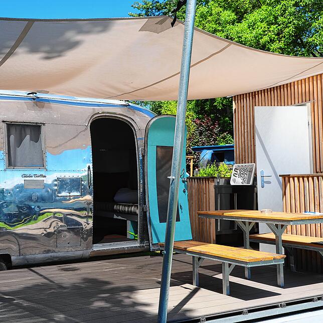 Auf dieser Terrasse können Gäste es sich gemütlich machen und den Blick auf den See genießen.