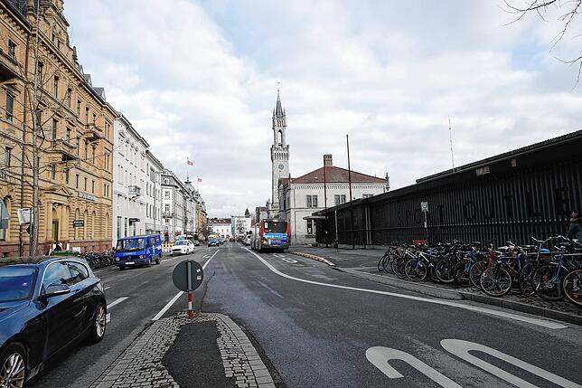 Im Endausbau, voraussichtlich im Jahr 2025, ist der Bahnhofplatz zwischen Bodanstraße und Dammgasse für Autos gesperrt. Dann dürfen dort ...
