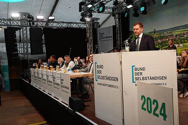 Bild 13: Gute Laune und volles Festzelt bei der Rede von Michael Kretschmer
