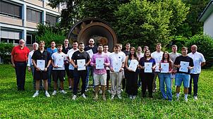 Die Absolventen der Berufsschul-Abschlussprüfung im Sommer 2025 (Gewerblicher Bereich) mit ihren Lehrern und Schulleiter Frank Decker ...