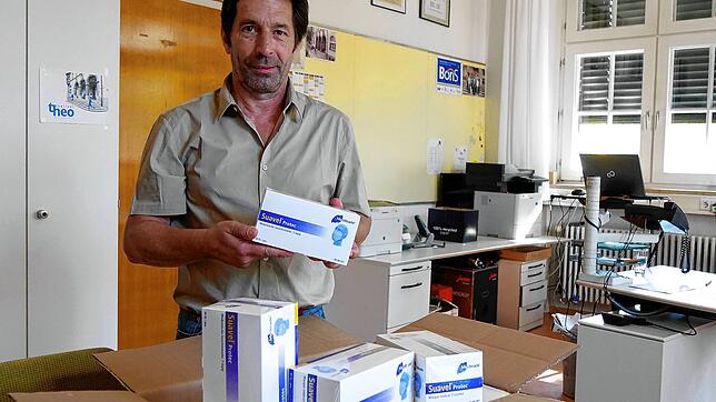 Früher Mangelware, nun in großen Mengen vorrätig: Theo-Schulleiter Frank Raddatz packt einen Karton mit Einmalmasken aus, die das Land ...