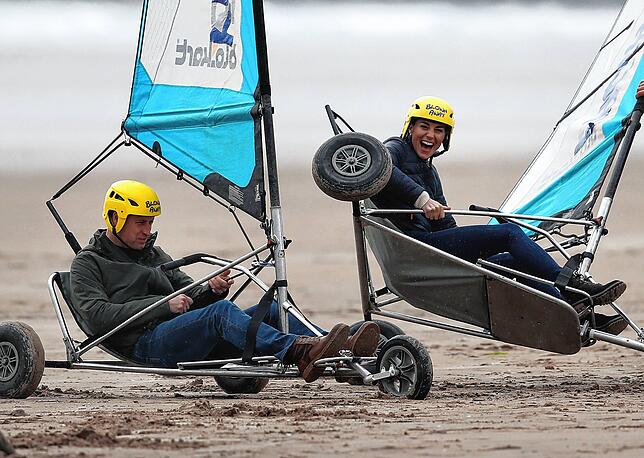 Auch Royals dürfen Spaß haben: William und Kate im Mai 2021 beim Strandsegeln in St. Andrews.